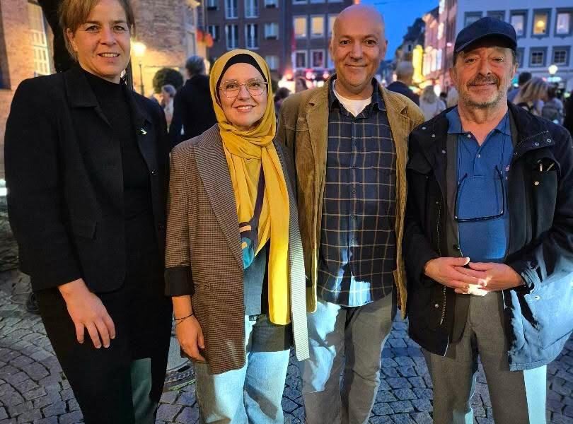 Nahmen an Kundgebung vor dem Rathaus teil: Mona Neubaur (stv. Ministerpräsidentin von NRW), Agata Skalska (stv. Vorsitzende des Kreises der Düsseldorfer Muslime), Ataman Yildirim (Vorsitzender des Vereins Orient-Okzident-Express) und Michael Szentei-Heise, früherer Geschäftsführer der Jüdischen Gemeinde Düsseldorf. Foto: Barbara Schmitz